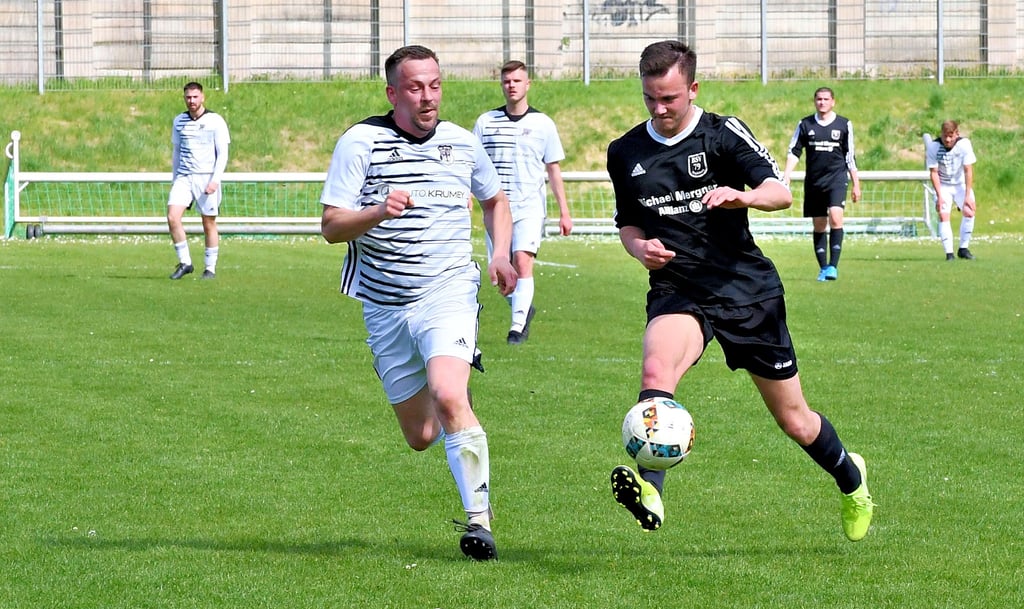 Für Marvin Bosse (r.) und den BSV rückt der Klassenerhalt immer näher. Dagegen haben Andreas Schaar und das Schlusslicht MSC II nach dem 1:3 im Stadtduell geringe Chancen.