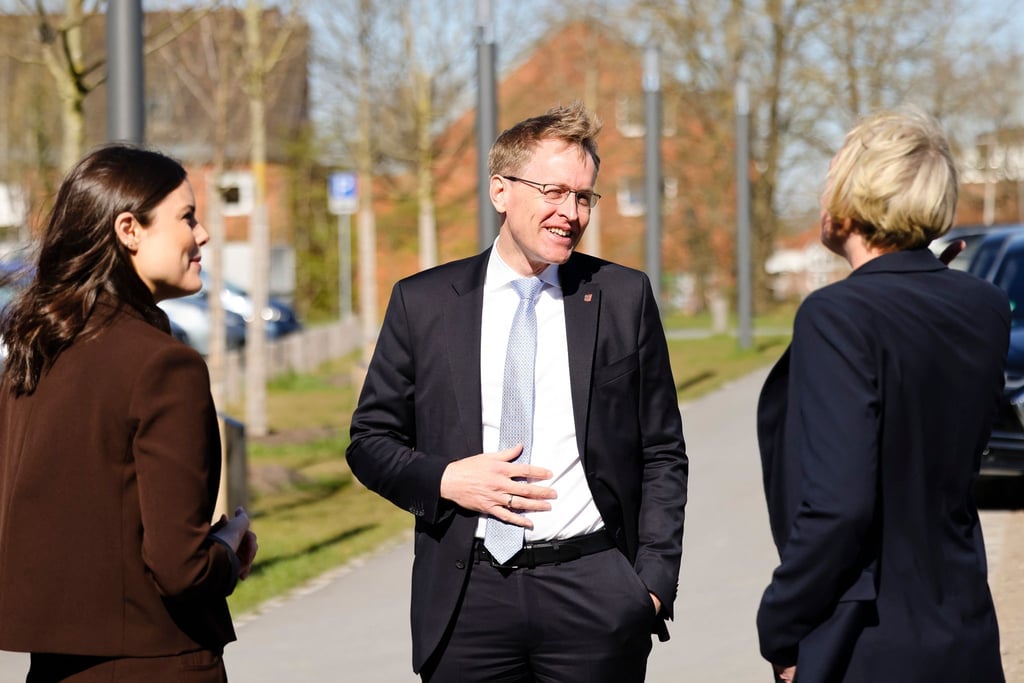 Die Moderatorinnen Linda Mürtz (l.) und Kirsten von Keitz begrüßen Ministerpräsident Daniel Günther (CDU) in Kiel.
