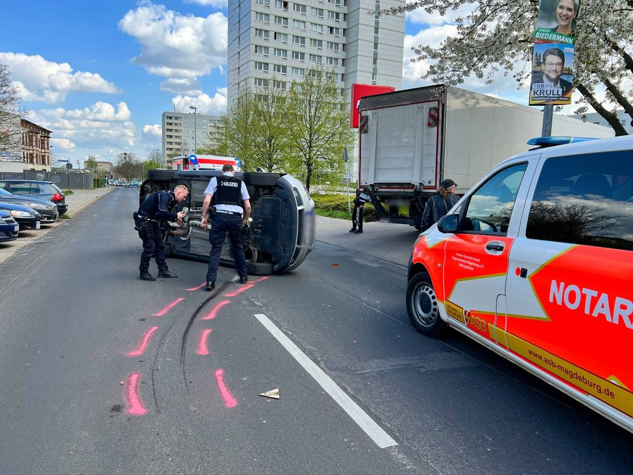 Video: Nach schwerem Unfall in Magdeburg - Ersthelfer gibt Mofa-Fahrer 
