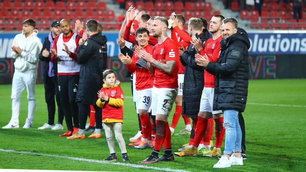 Die HFC-Spieler bedanken sich nach dem spektakulären 3:3 bei den Fans.