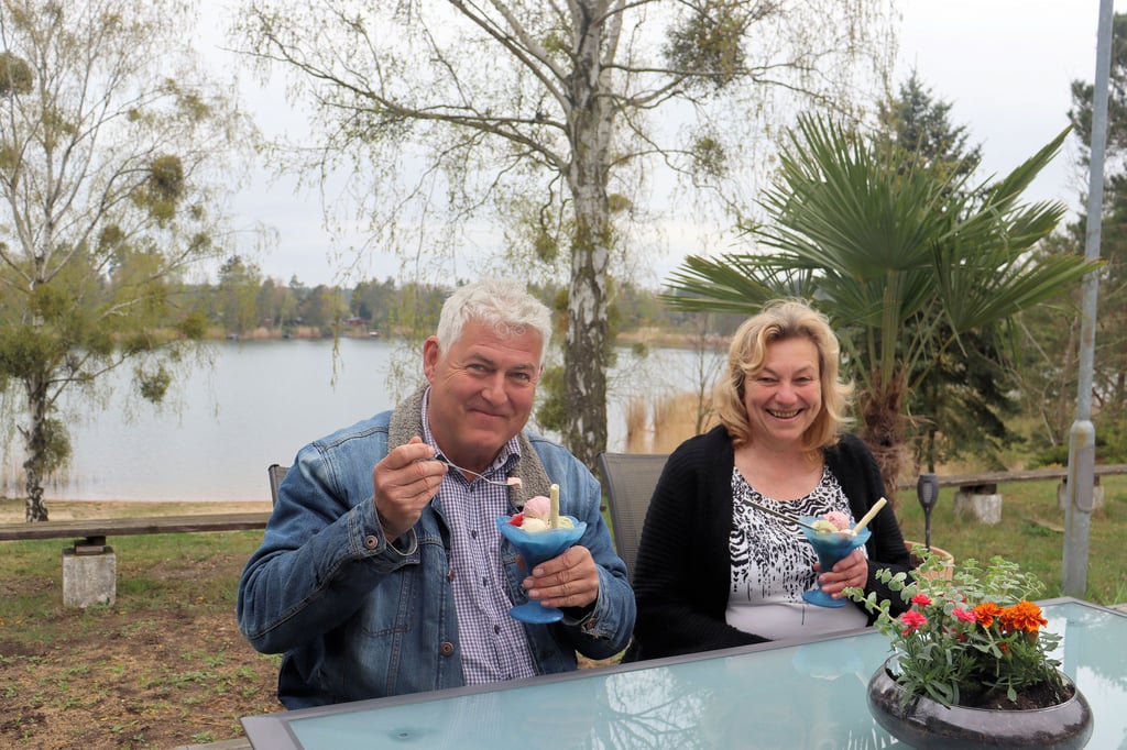 Frank und Sylvia Lingner auf der vergrößerten Terrasse am Möhlauer See.