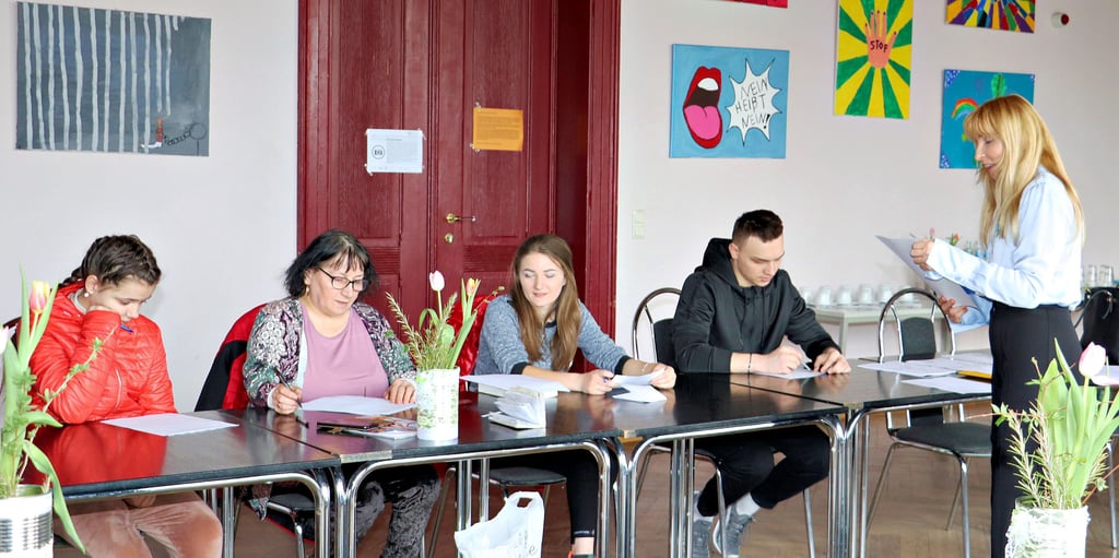 Zu ihrem ersten Deutschunterricht konnte Mariola Ditfurth Wanja, Kristina, Ljudmila und Julia (v. re.) im Soziokulturellen Zentrum begrüßen.