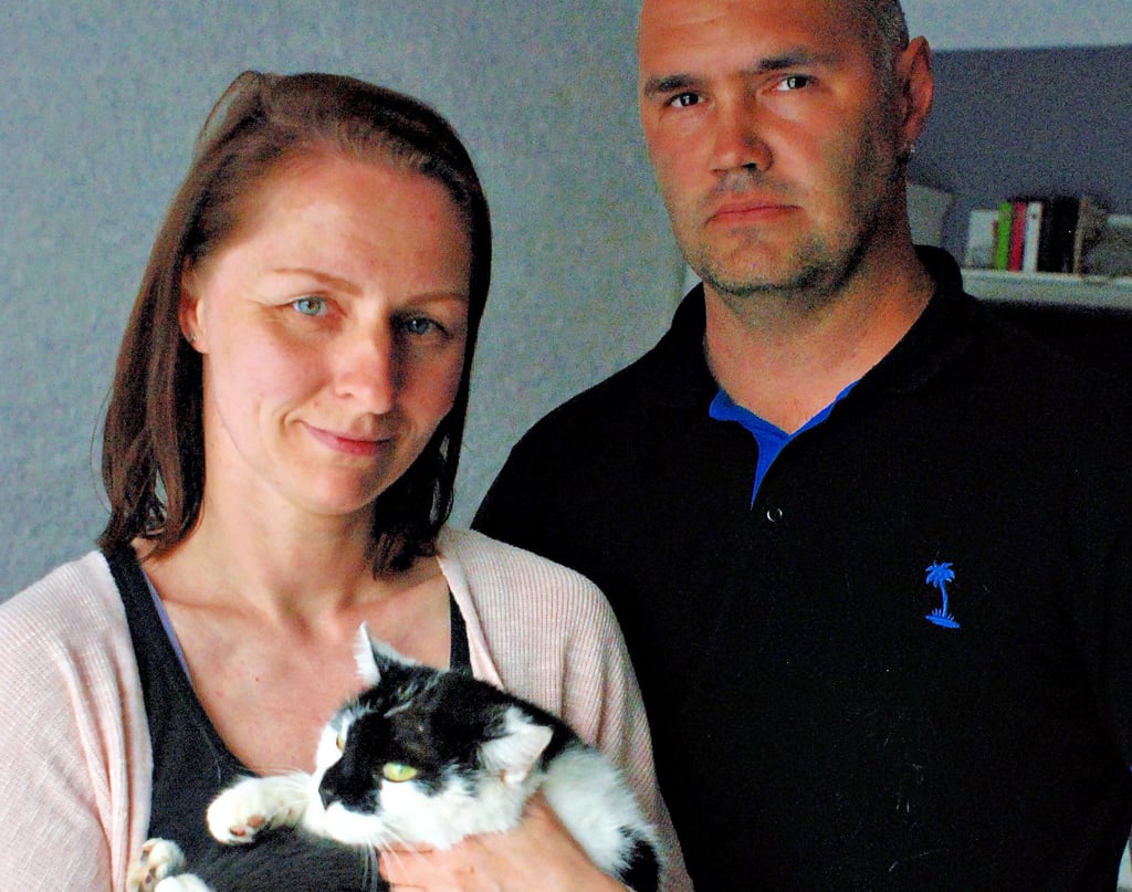 Annika und Guido Fritsche mit ihrer geliebten zehnjährigen Katze Sissy. So langsam erholt sie sich, ist aber noch sehr verstört und scheu.