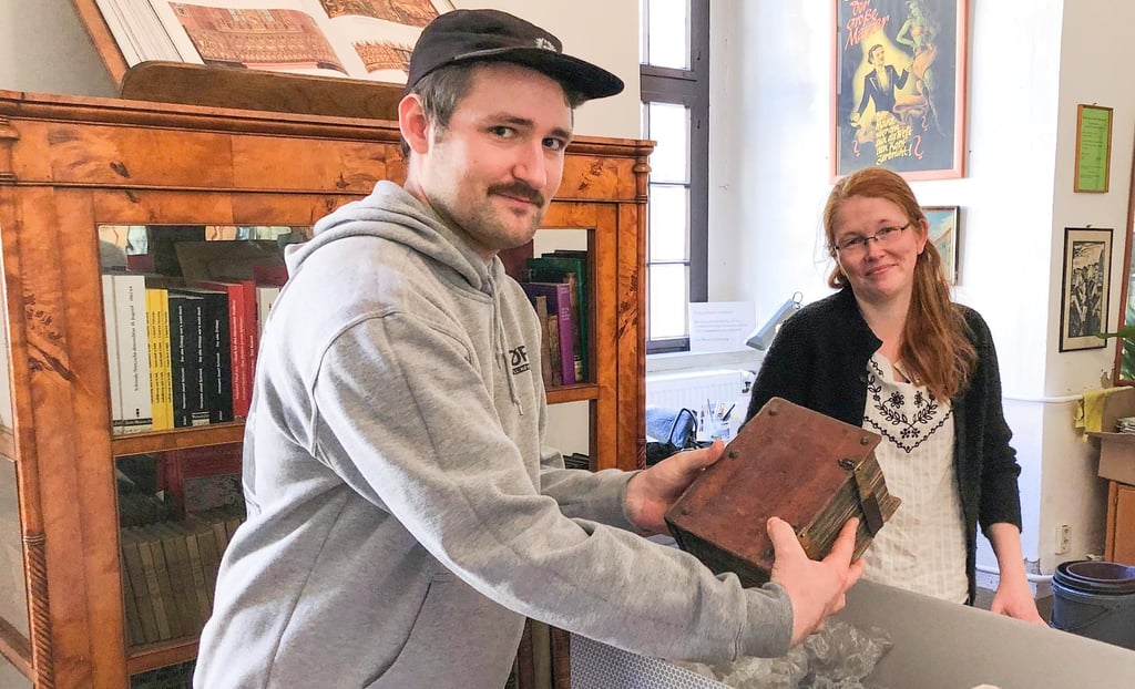 Matthias Roth aus Langenau bei Ulm übergab am Sonnabend an Carmen Sengewald, Mitarbeiterin im Museum Zeitz, eine Bibel von 1694, die er von seiner Großmutter geschenkt bekommen hat.