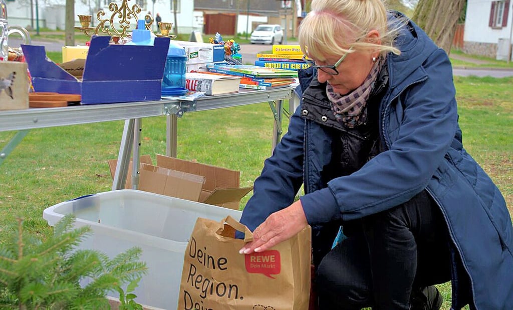 Manuela Schuh bot unter anderem Paprika, Peperoni und Tomatenpflanzen an. Innerhalb kurzer Zeit leerten sich ihre Kisten.