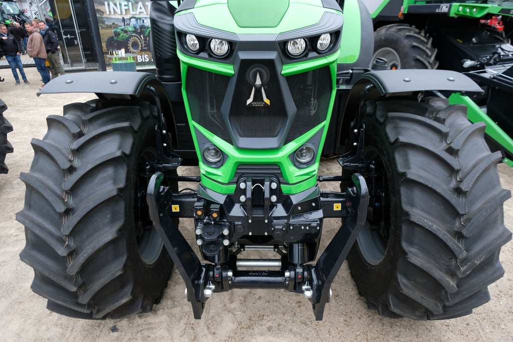 Die Front eines Traktors auf dem Freigelände der Messe Agra 2022.