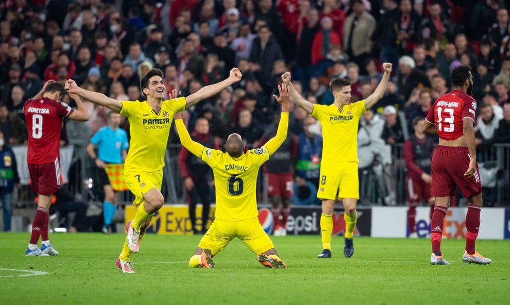 Jubel bei den Villarreal-Profis, Entsetzen bei den Bayern-Spieler.
