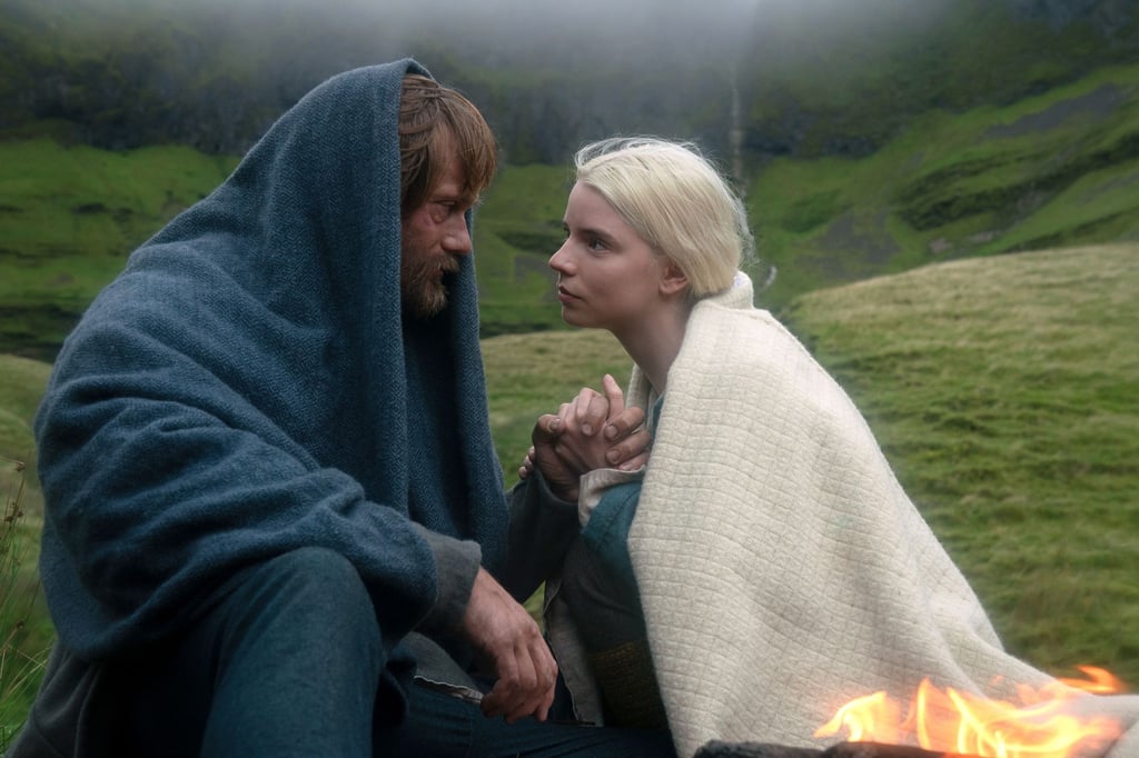 Alexander Skarsgård als Amleth und Anya Taylor-Joy als Olga in einer Szene des Films „The Northman“.