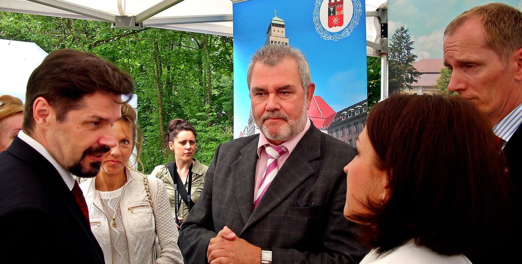2010: Die Partnerstadt Puschkin feiert 300-jähriges Jubiläum. Der damalige Puschkiner Bürgermeister Igor Pachorukow (links) im Gespräch mit seinem Zerbster Amtskollegen Helmut Behrendt und Tatyana Nindel, Vorsitzende Internationalen des Fördervereins Katharina II. Momentan liegen die Beziehungen zwischen beiden Städten auf Eis. Beenden wollte der Stadtrat die Partnerschaft allerdings nicht.