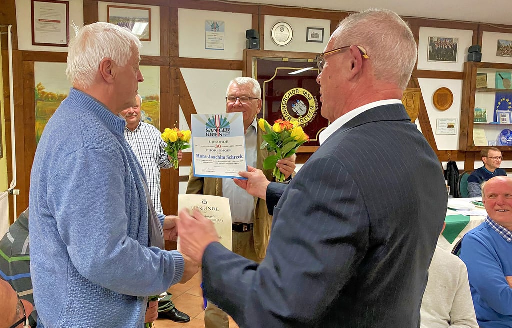 Burkhard Frank gratuliert Hans-Joachim Schreck (li.) zu einem besonderen Chorjubiläum, auch mit einer Urkunde des Sängerkreises Anhalt Dessau.