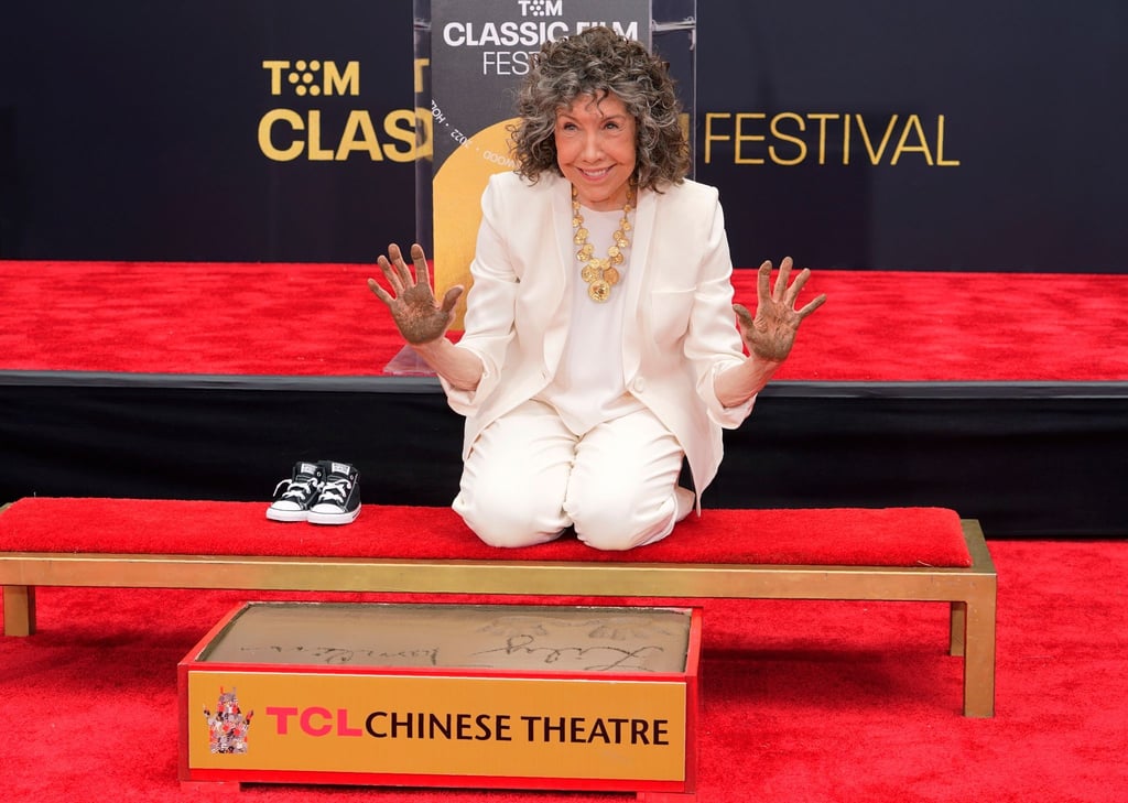 Verewigt: Die Schauspielerin Lily Tomlin zeigt ihre Hände, nachdem sie sie bei einer Hand- und Fußabdruckzeremonie in Zement gelegt hat.