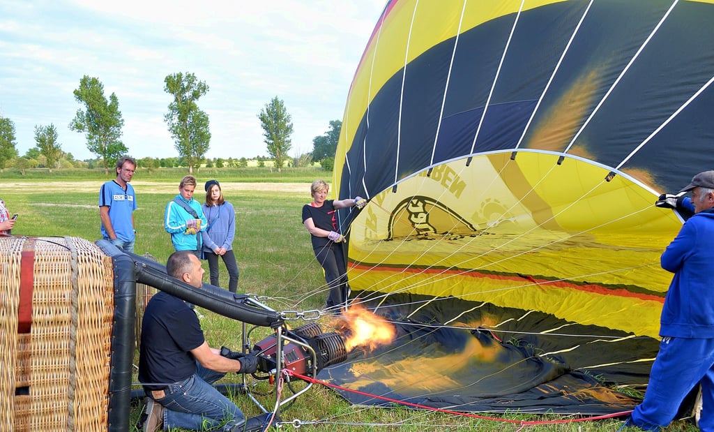 Steffen Kuche ist Ballonfahrer aus Leidenschaft, einst chauffierte er sogar mit einem Heißluftballon Fahrgäste durch die Region Bernburg. Nun fährt er nur noch mit kleineren Gasballons. Im Sommer können Jugendliche bei einem Camp dabei sein.
