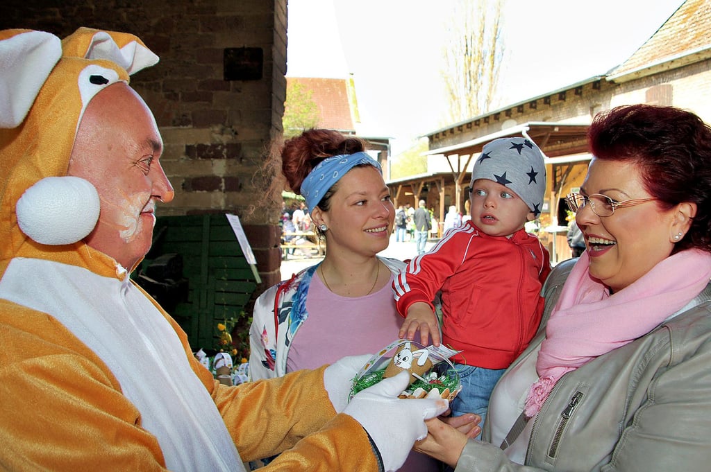 Osterhase Mario Richter empfängt die kleinen und großen Besucher am Tor mit einem Osternest. Die Pflanztöpfchen werden an einem separaten Stand mit Erde und Samen für eine Blumenwiese befüllt. Caroline Buttstädt mit ihrem Sohn Malte (zwei Jahre) und Oma Viola Buttstädt bei der Begrüßung.