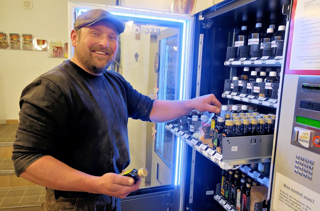 René Eiserbeck bestückt die Automaten. Hier werden ganzjährig 200 Produkte aus dem Unternehmen verkauft.