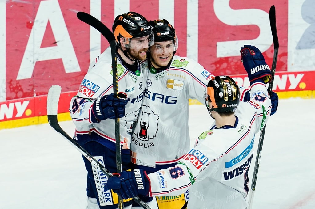 Die Eisbären Berlin machten in Mannheim einen großen Schritt Richtung DEL-Finale.