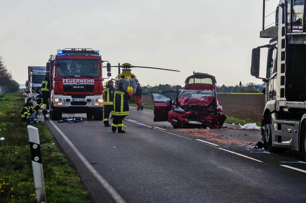 Rettungskräfte an der Unfallstelle./
