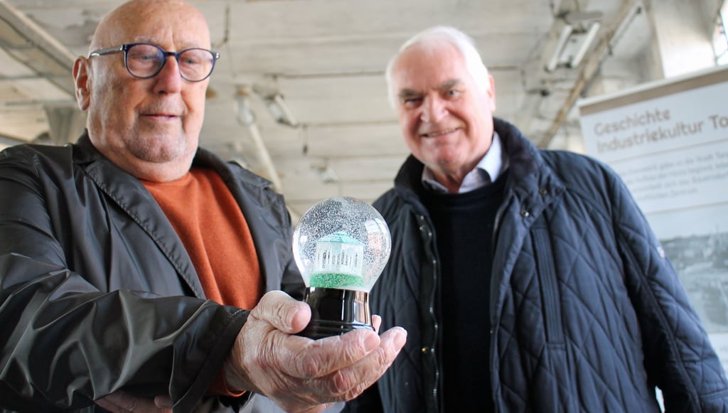 Frank Dreihaupt und Martin von Gehren vom Verein "Aus einem Guss" präsentieren die neueste Idee, für die Industriekultur in Tangerhütte zu werben. Der Kunstgusspavillon aus dem Stadtpark wurde als 3-D-Modell in eine Schneekugel gebracht - von den Erfindern der Schneekugel selbst.