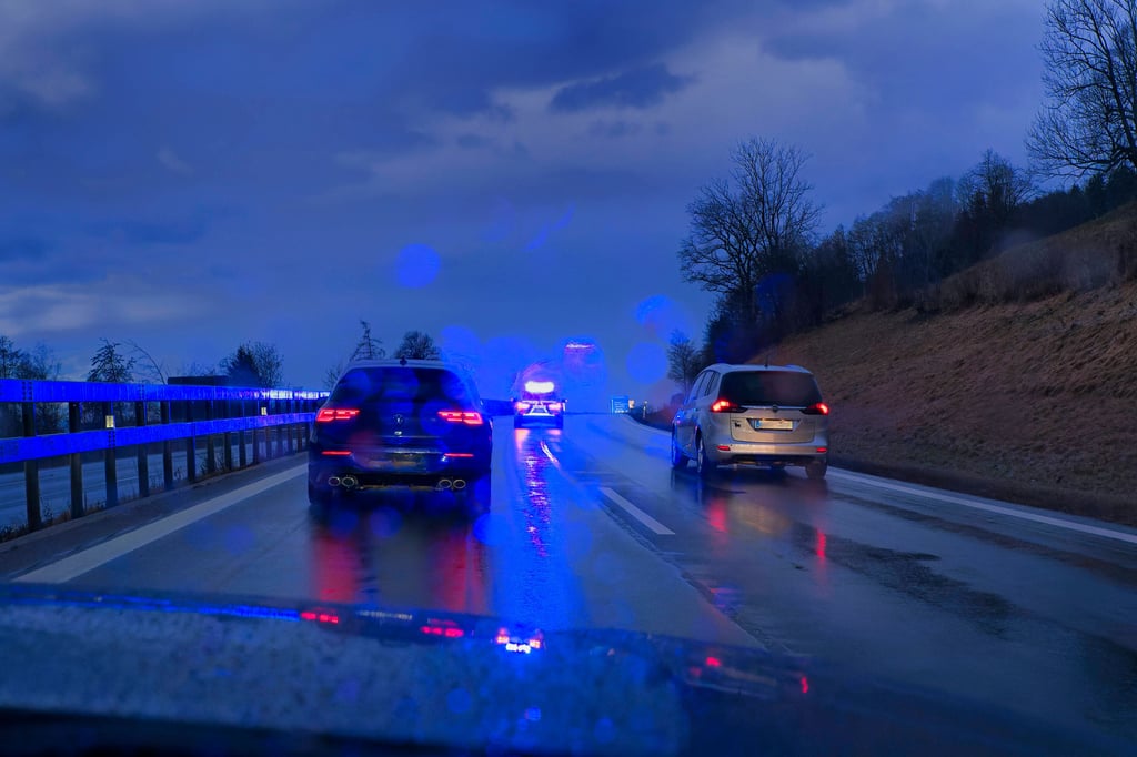 Die Polizei errichtete mehrere Kontrollpunkte und konnte den Fahrer demnach mit einer Nagelsperre stoppen.