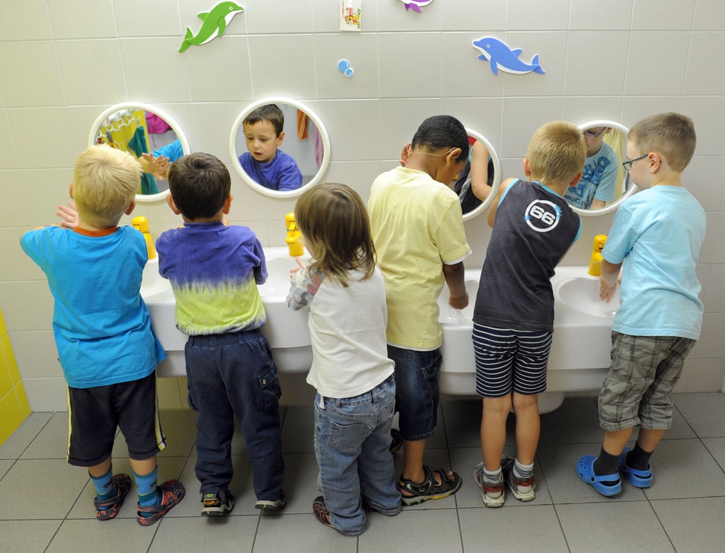 Wie wichtig es ist, regelmäßig die Hände zu waschen, lernen die Mädchen und Jungen bereits in der Kita. Was aber tun, wenn das Wasser aus Waschbecken und Toilette nicht wieder abläuft? In der Kita Pünktchen gab es vor kurzem genau dieses Problem.