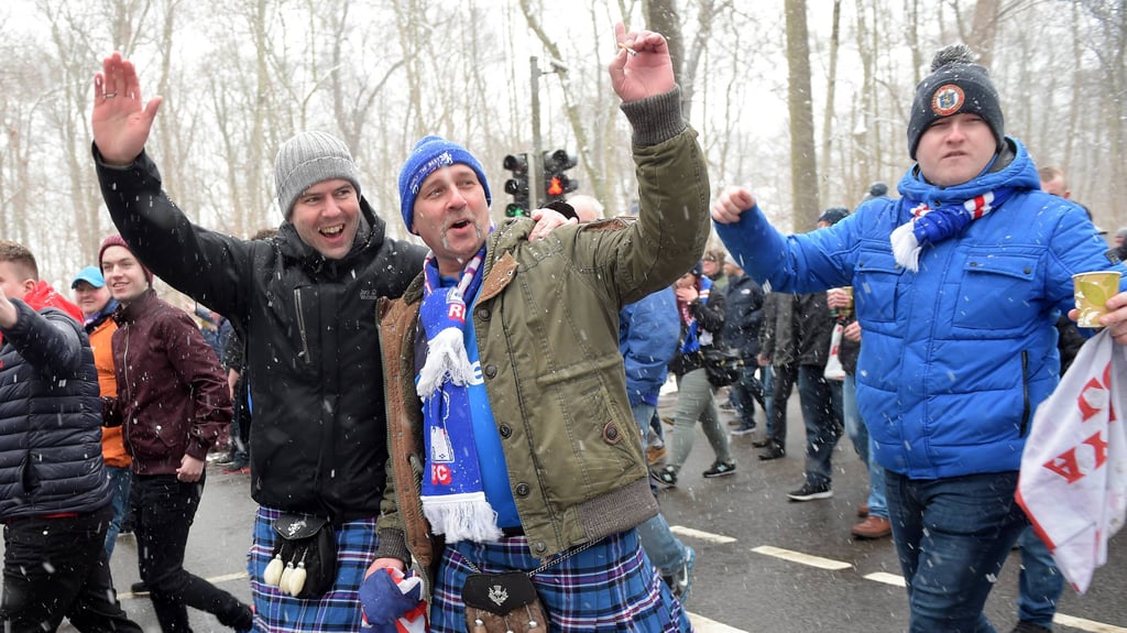 Rangers-Fans auf dem Weg zum Stadion beim Testspiel gegen RBL im Jahr 2017.