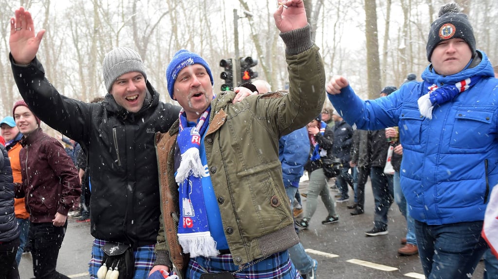 Rangers-Fans auf dem Weg zum Stadion beim Testspiel gegen RBL im Jahr 2017.