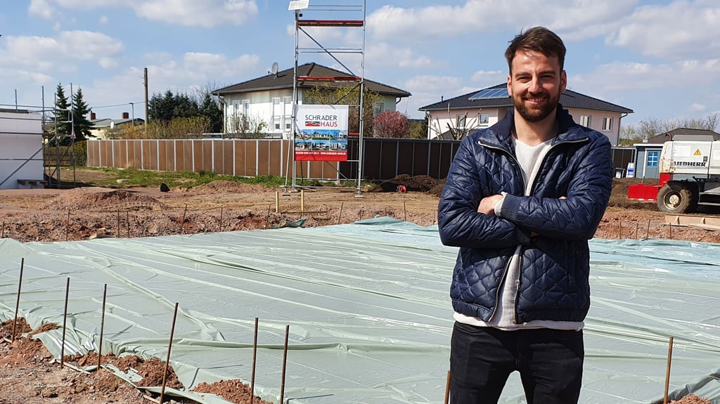 Christian Beck steht vor seinem Grundstück. Hier im Osten von Magdeburg soll sein Traumhaus entstehen. Die Bodenplatte wurde bereits gegossen. Das hatte der Fußballer allerdings verpasst.