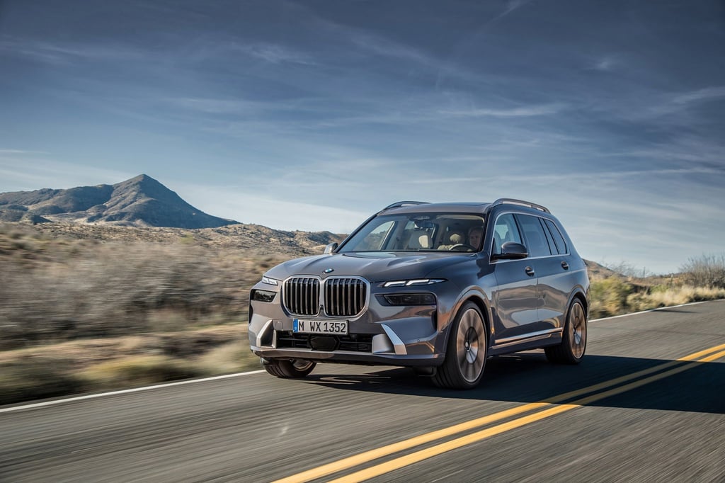 Eine riesige, beleuchtete Niere, flankiert von flachen Doppelscheinwerfern auf beiden Seiten. So sieht der überarbeitete BMW X7 aus.