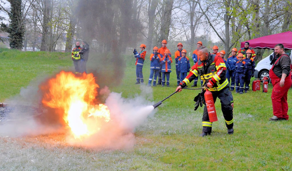 Werschens Jugendwart Mario Kopecki zeigt dem Nachwuchs, wie man ein Feuer löscht.