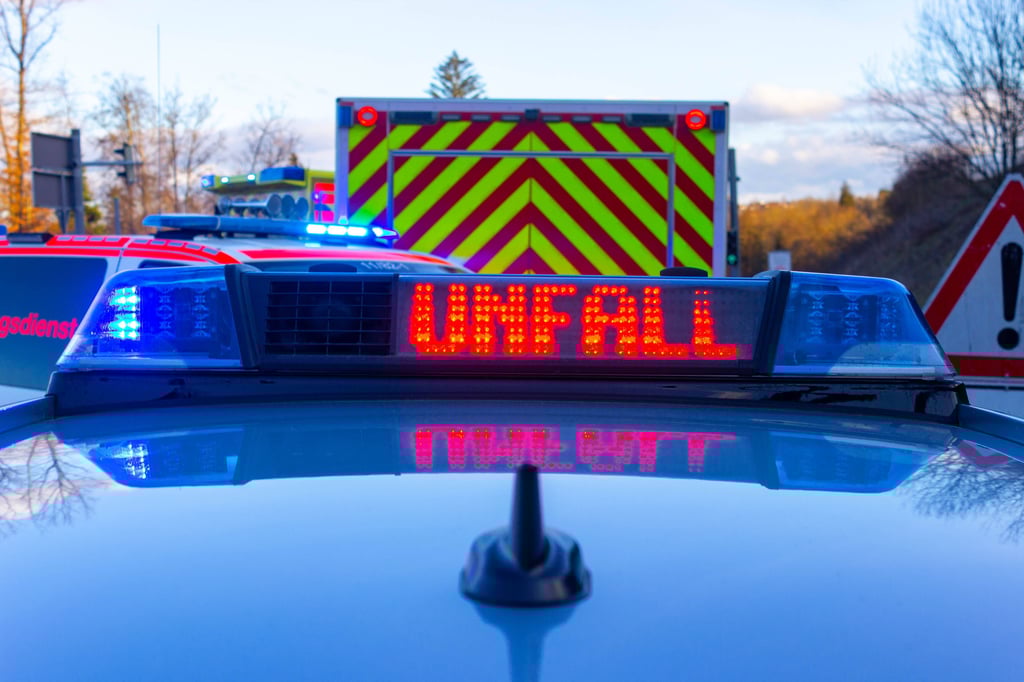 Symbolfoto - Lkw kommt auf der A71 von der Autobahn ab.