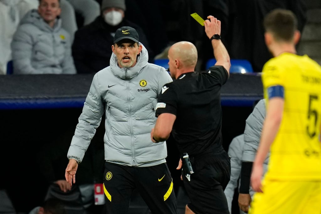 Gelb: Chelsea-Coach Thomas Tuchel wird von Referee Szymon Marciniak verwarnt.