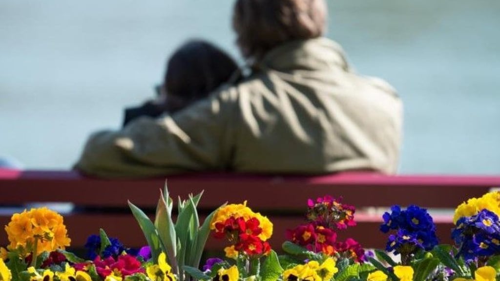 Im Frühling scheitern oft Beziehungen. Doch mit ein paar Tipps lassen sich die Frühlingsgefühle auch in altbekannter Zweisamkeit genießen.