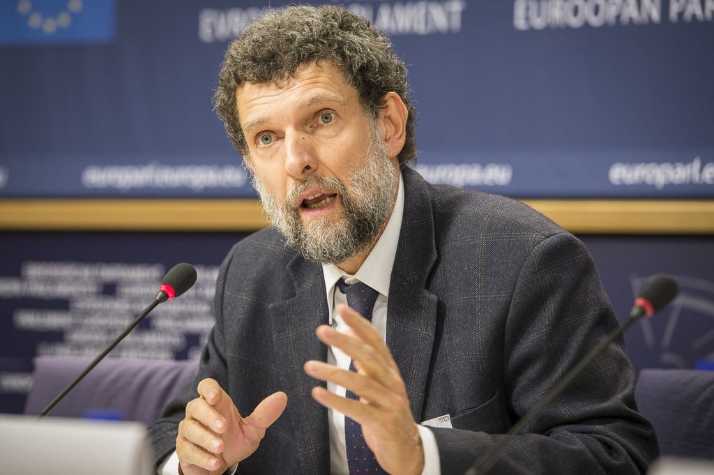 Ein Istanbuler Gericht hat den international bekannten Kulturförderer Osman Kavala zu lebenslanger Haft verurteilt.