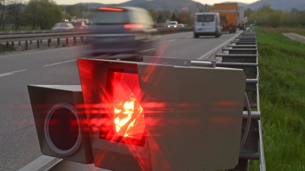 Ein Blitzer an der Autobahn.