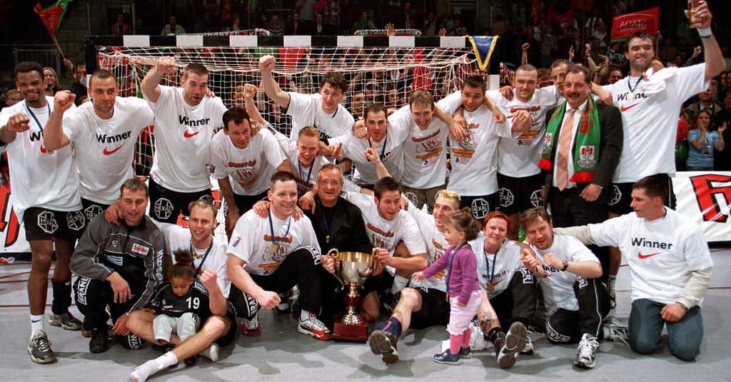 Ausgelassen feierte der damalige SCM-Trainer Alfred Gislason (4.v.l.) neben Olafur Stefansson den Gewinn der Champions League.
