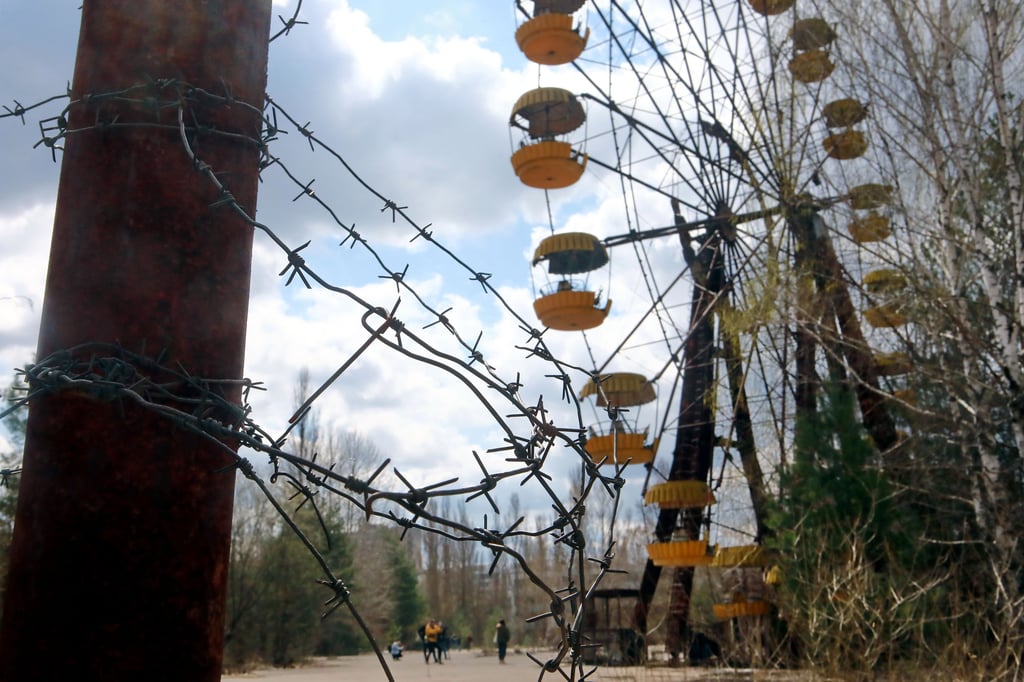 Ein Riesenrad steht im April 2021 in einem stillgelegten Vergnügungspark in der Geisterstadt Prypiat in der Nordukraine. Die verlassene Stadt wurde 1970 im Zusammenhang mit dem Kernkraftwerk Tschernobyl gegründet und nach dem Reaktorunglück geräumt.