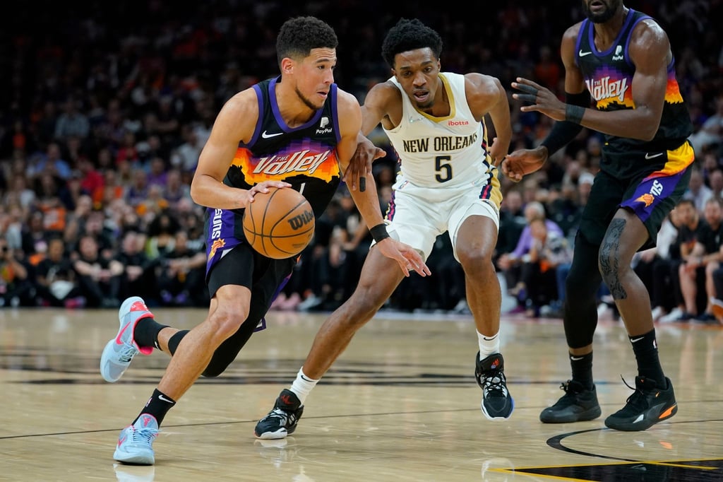 Suns-Star Devin Booker (l) erlitt in Spiel zwei gegen New Orleans eine Oberschenkelzerrung.