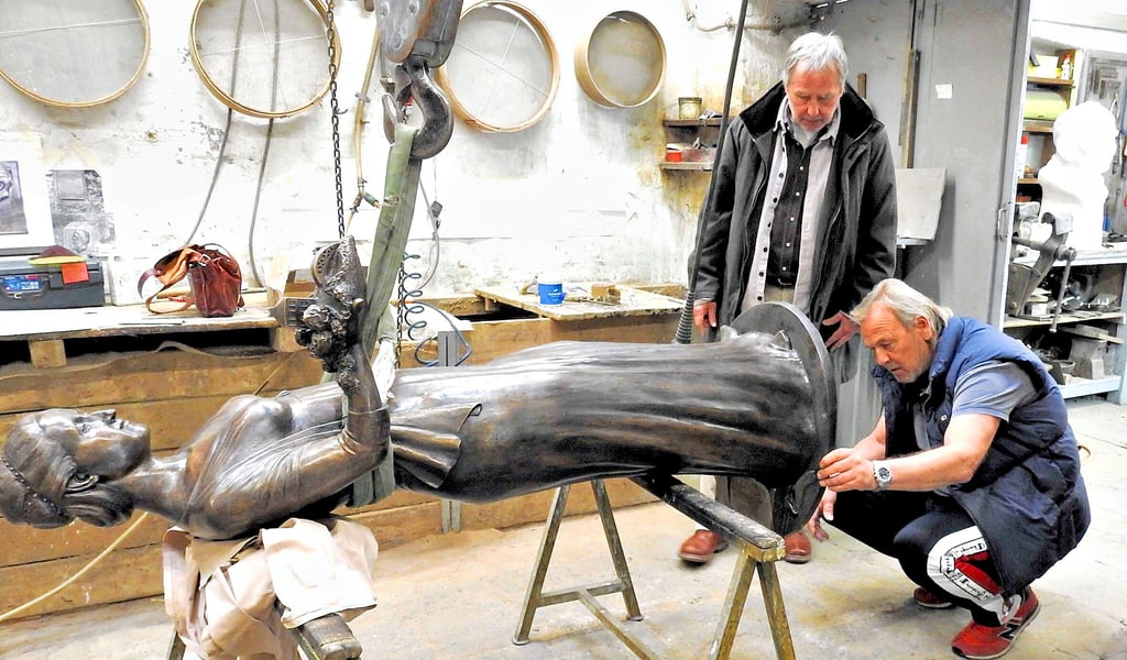 Die Fürstin Louise liegt transportbereit in der Gießerei in Leipzig. Bronzegießermeister Bert Noack (vorn) und Olaf Rammelt begutachten sie.