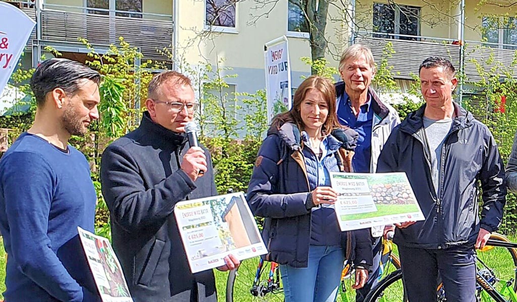 Schulleiter der Magdeburger Comeniusschule Christian Schindehütte (2. v. l.) bei der Auftaktrunde mit Unterstützern der Natur-Aktion.