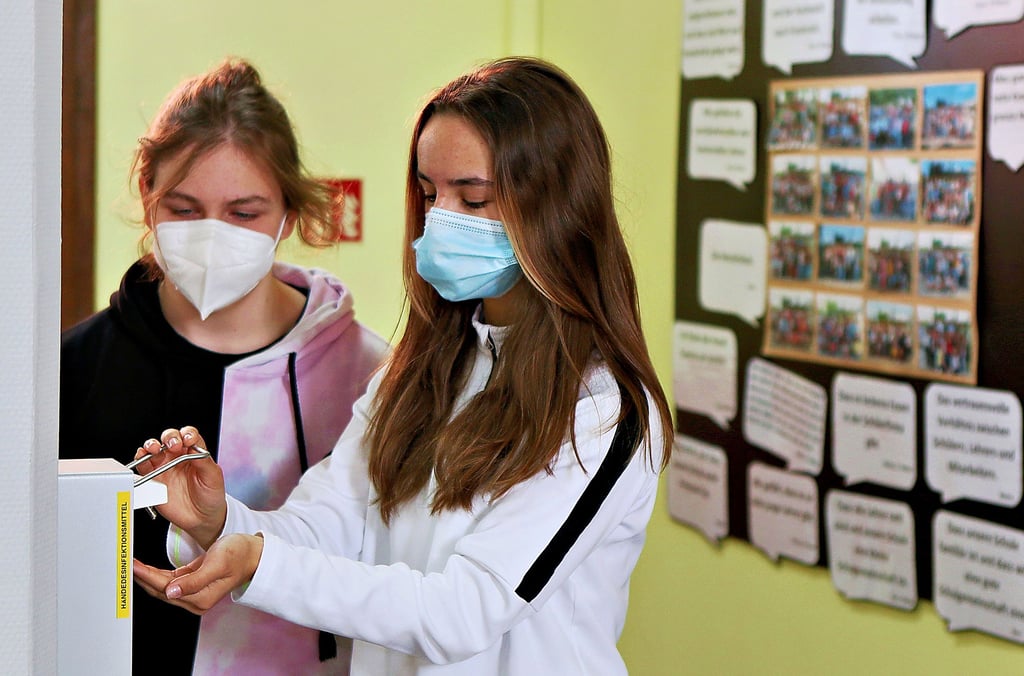 Eine Maskenpflicht gilt an Schulen zwar nicht mehr. Viele Jugendliche – wie hier an der Freien Schule Anhalt – tragen die Maske aber freiwillig weiter.