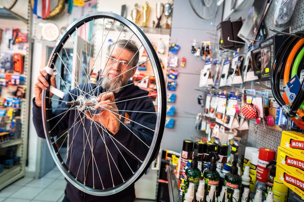 Händlerinnen und Händler in der Fahrradbranche klagen seit einiger Zeit über Lieferprobleme bei Ersatzteilen und neuen Fahrrädern. Vier Wochen etwa müsse man auf einen Reparaturtermin warten, sagt Zweiradmechanikermeister Thomas Schütt.