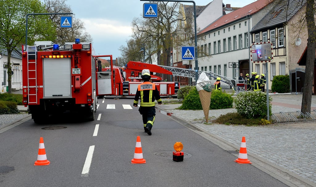 Beim Feuerwehreinsatz am 22. April musste die Klötzer Wehr einen Schornsteinbrand im Haus neben der Bibliothek löschen. Der Brand entstand, weil der 79-jährige Bewohner in einem Kaminofen ein Feuer anzündete. Dass der Rentner unter Alkoholeinfluss stand, wurde vonseiten der Polizei nicht bestätigt.