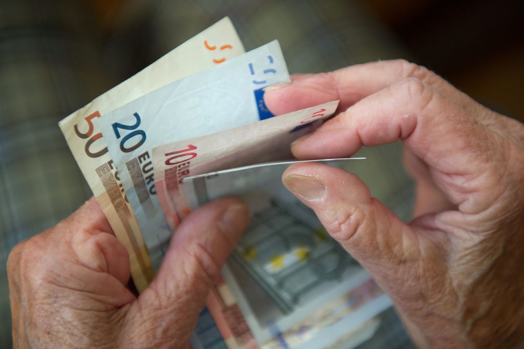 Alle mögen Geldbatzen: Vorzeitige Rentnerinnen und Rentnerinnen dürfen im Jahr 2022 bis zu 46 060 Euro brutto hinzuverdienen.
