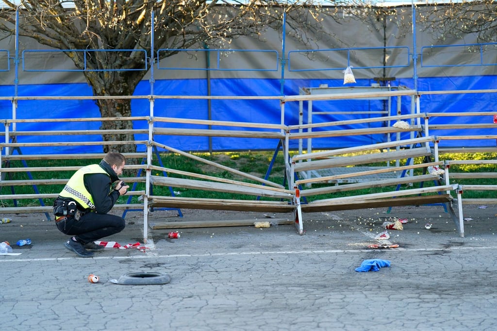 Die Polizei untersucht die Unfallstelle.