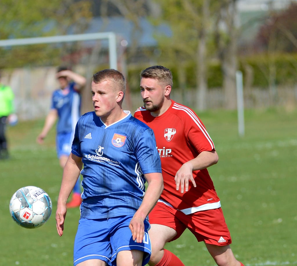Pascal Lenz (links) und die Landesklasse-Kicker des FSV Heide Letzlingen sind am Sonnabend mit einem Erfolg in Samswegen in die Erfolgsspur zurückgekehrt.