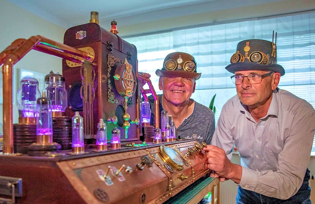 Willfried Mühlisch baut in seiner Freizeit so genannte Steampunk-Objekte, elektronische Geräte. Auf dem Kreativmarkt in Roßlau, den sein Bruder, der Maler Jürg Hundt (l.) mit veranstaltet, wird Mühlisch seine Objekte zeigen.