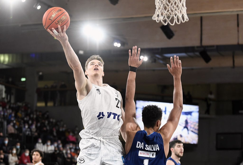 Hat sich für den NBA-Draft gemeldet: Hamburgs Justus Hollatz (l).