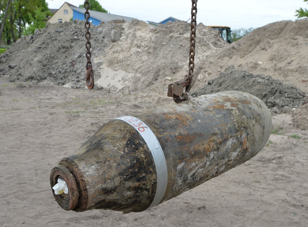 Eine entschärfte 250 Kilogramm Bombe hängt am Haken eines Krans.