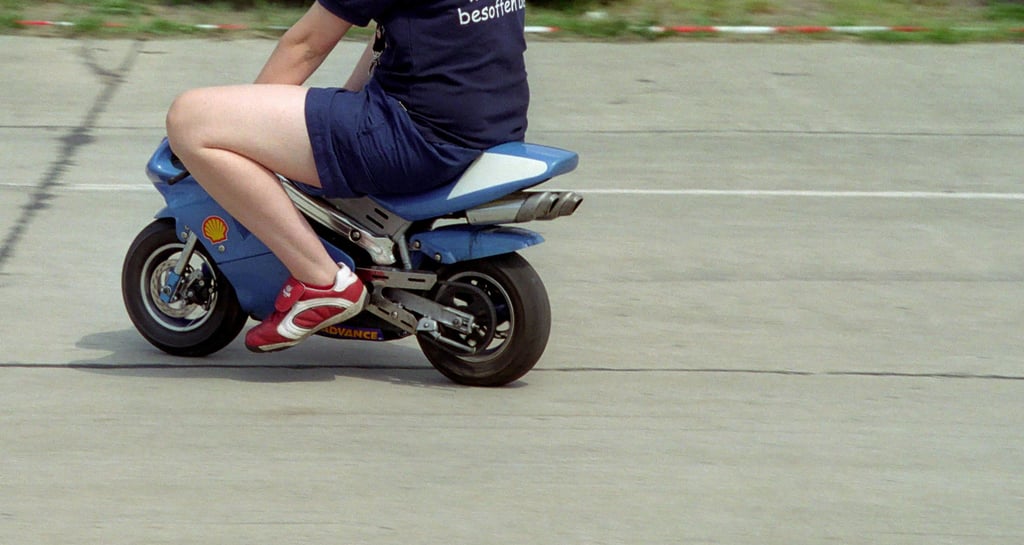 Eine Person auf einem Pocketbike (Symbolbild)