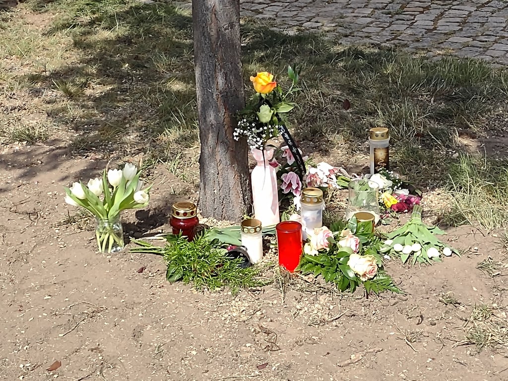 Gedenken an die tödlich Verunglückte an der Unfallstelle in der Havelberger Uferstraße.