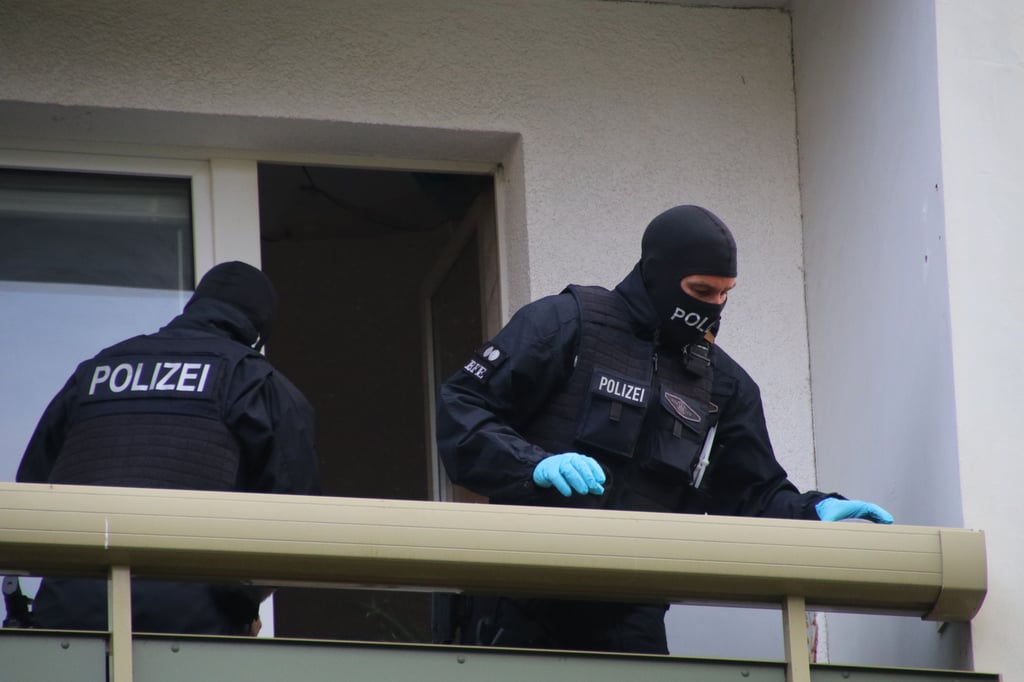 Bundespolizsten durchsuchen eine Wohnung in der Züricher Straße in Halle nahe dem Südstadtring.